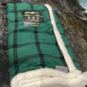 Brand new with tags. Very comfy throw. Eddie Bauer.
